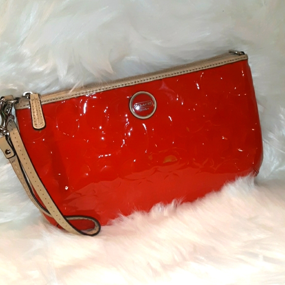 L@@K- Rare~COACH "Peyton" Large Striking Red Signature Embossed Leather Wristlet - Picture 10 of 16
